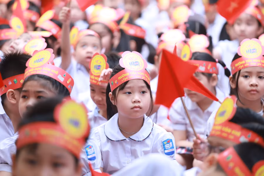 Các em học sinh chăm chú lắng nghe vị khách mời đặc biệt chia sẻ tại buổi giao lưu.