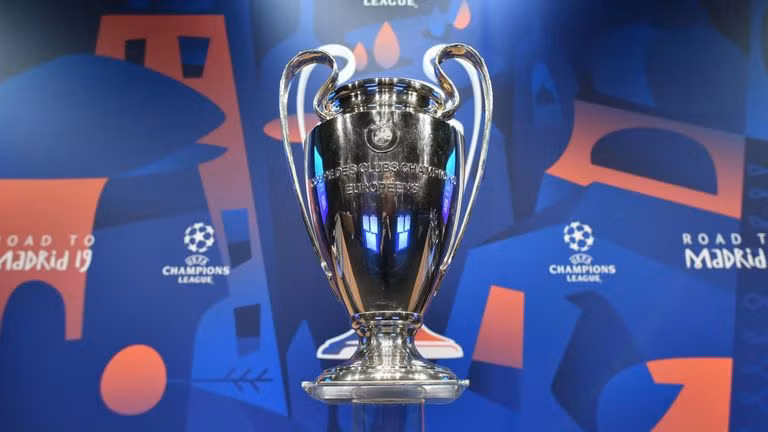 Chiếc cúp bạc danh giá Champions League.