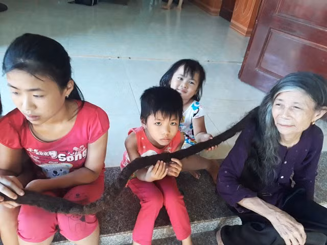 Cụ bà người Việt lên chuyện lạ báo nước ngoài vì “mái tóc rồng” dài 3 mét ảnh 5