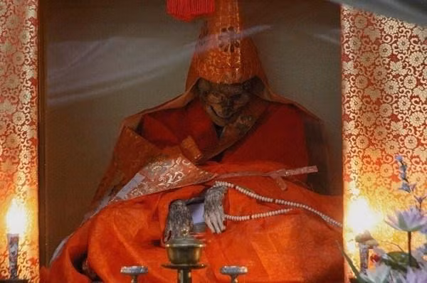 Phương pháp thiền sâu và ướp xác.