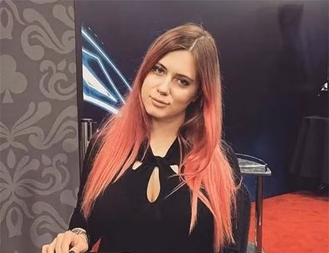 Sấy tóc trong nhà tắm, kiều nữ làng bài poker Nga bị điện giật chết - 2