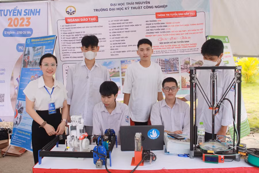 Học sinh trên địa bàn tỉnh Thái Nguyên trải nghiệm không gian STEM và tìm hiểu thông tin tuyển sinh trường Đại học Kỹ thuật Công nghiệp (ĐH Thái Nguyên). Học sinh trên địa bàn tỉnh Thái Nguyên trải nghiệm không gian STEM và tìm hiểu thông tin tuyển sinh trường Đại học Kỹ thuật Công nghiệp (ĐH Thái Nguyên).