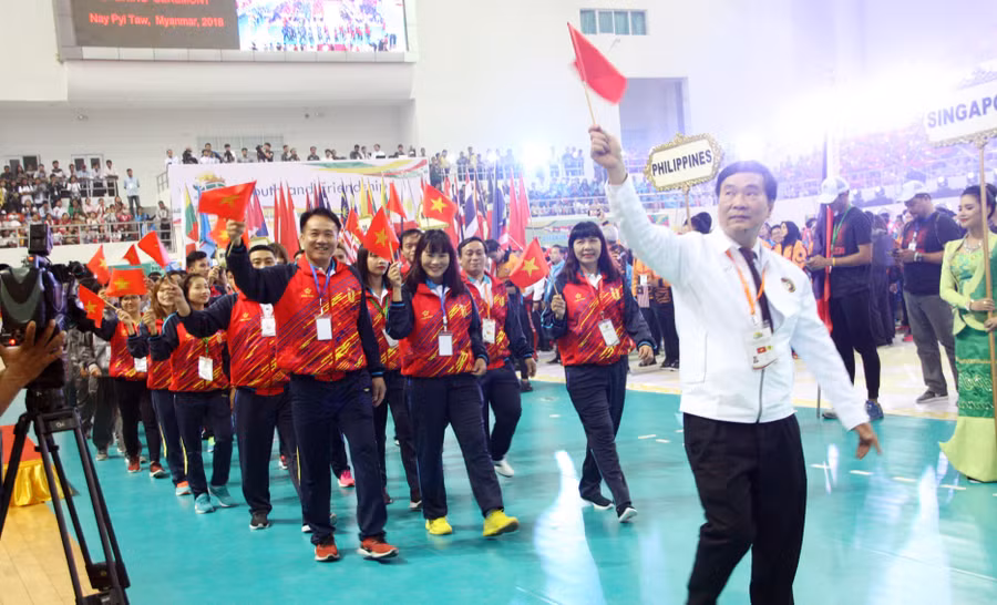 Đoàn Việt Nam do Trưởng đoàn Ngũ Duy Anh - Vụ trưởng Vụ Giáo dục thể chất (Bộ GD&ĐT) diễu hành tại 19th ASEAN University Games