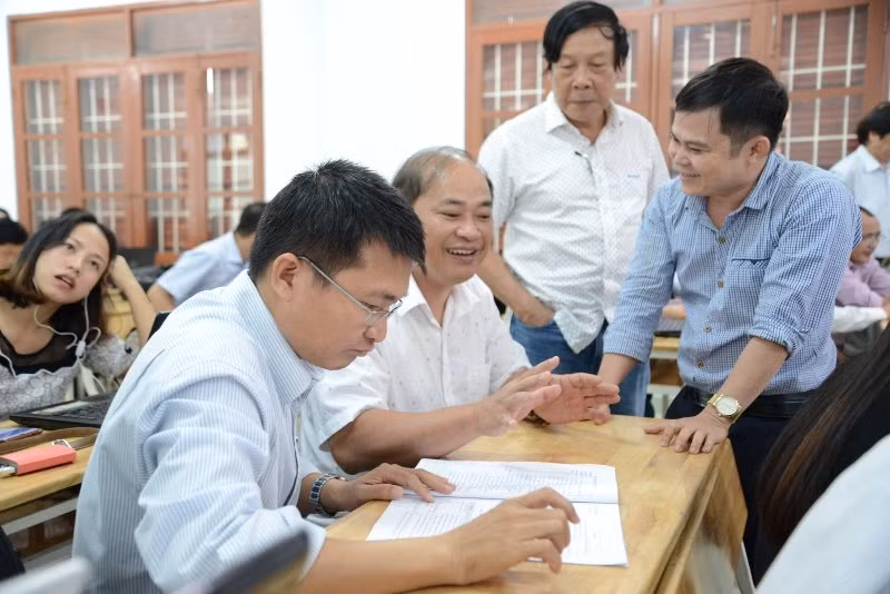 Học viên hào hứng với các vấn đề thảo luận. Học viên hào hứng với các vấn đề thảo luận.
