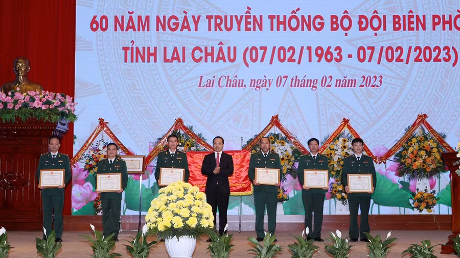 Ông Trần Tiến Dũng (đứng giữa) trao tặng Bằng khen của UBND tỉnh Lai Châu cho cán bộ, chiến sĩ BĐBP tỉnh Lai Châu.