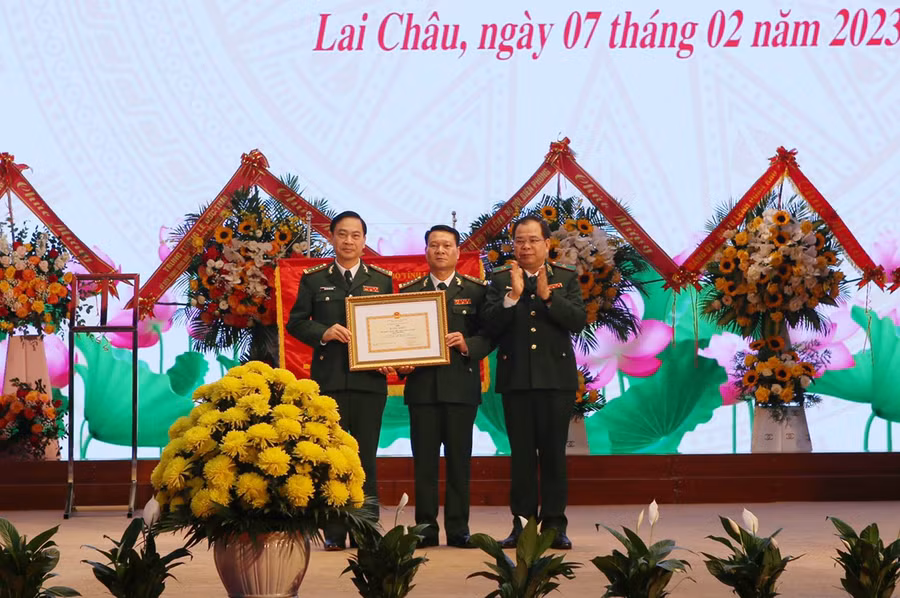 Thiếu tướng Phùng Quốc Tuấn (bên phải) tặng Bằng khen của Bộ trưởng Bộ Quốc phòng cho Bộ đội Biên phòng tỉnh Lai Châu