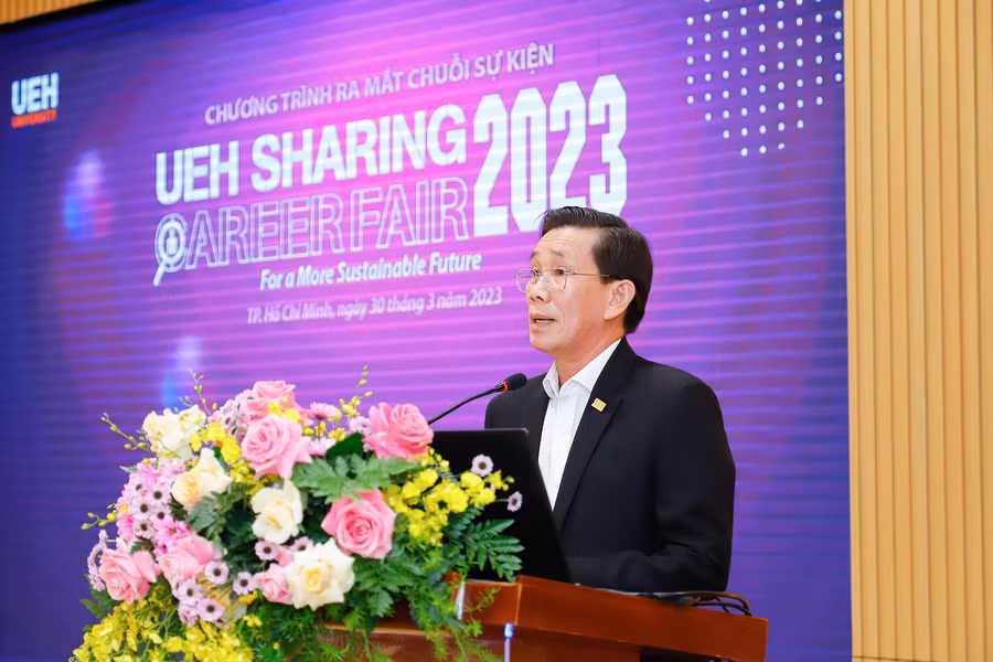 GS.TS Sử Đình Thành - Hiệu trưởng UEH phát biểu tại buổi lễ khởi động UEH SHARING - CAREER FAIR 2023.