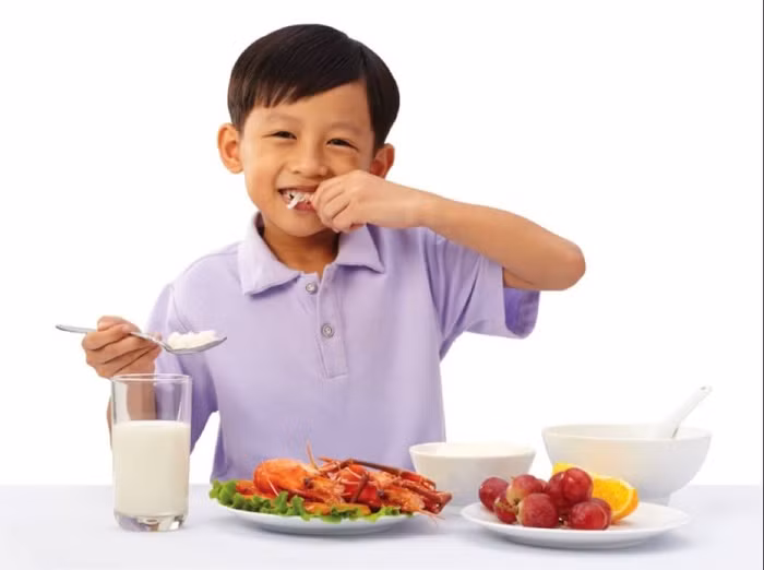 Cung cấp cho con một chế độ dinh dưỡng đầy đủ để tăng sức đề kháng.