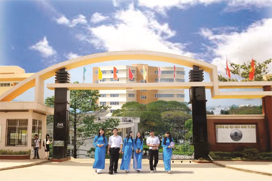 Sinh viên Trường ĐH Ngân hàng TPHCM trong ngày vui đến giảng đường năm học 2019-2020