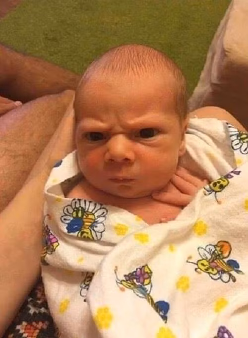 Gương mặt khó ở. Gương mặt khó ở.