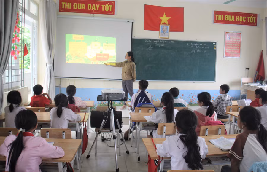 Các cơ sở giáo dục được đầu tư trang thiết bị dạy học hiện đại. Các cơ sở giáo dục được đầu tư trang thiết bị dạy học hiện đại.