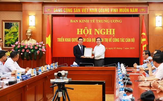 Đồng chí Nguyễn Văn Bình trao quyết định cho đồng chí Triệu Tài Vinh.