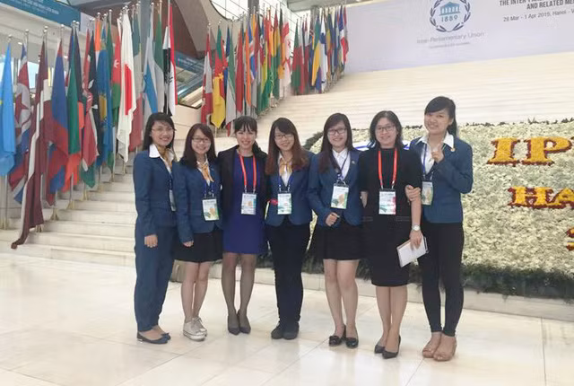 Nguyễn Hà Thu (thứ 2, bên trái) tham dự lễ khai mạc Đại hội đồng Liên minh nghị viện thế giới lần thứ 132 (IPU-132) diễn ra tại Việt Nam.