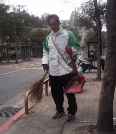 Trương Chấn Hoàn làm nhiều nghề mưu sinh sau khi sự nghiệp xuống dốc. sao-nguoi-tinh-cua-tan-thuy-hoang-benh-tat-khon-kho-tuoi-xe-chieu