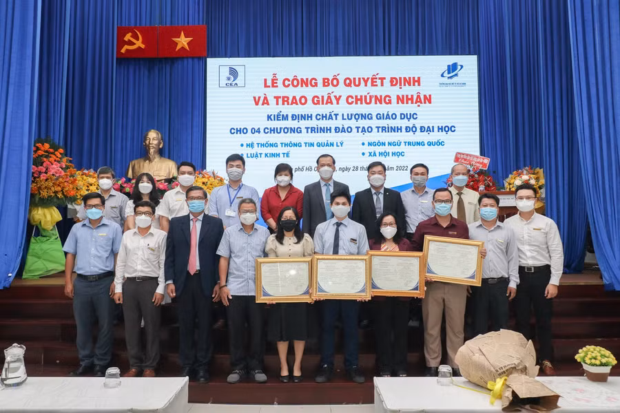 Trao giấy chứng nhận 4 chương trình đào tạo đạt chuẩn kiểm định chất lượng của Bộ GD&amp;ĐT
