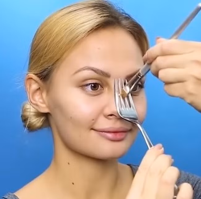 10 mẹo trang điểm cực dễ giúp chị em xinh hơn vài chân kính trong nháy mắt, nhưng không phải ai cũng biết - Ảnh 1.