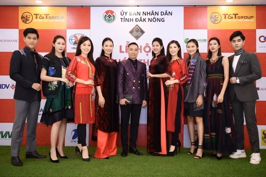 NTK Đỗ Trịnh Hoài Nam cùng một số người mẫu trình diễn trang phục thổ cẩm