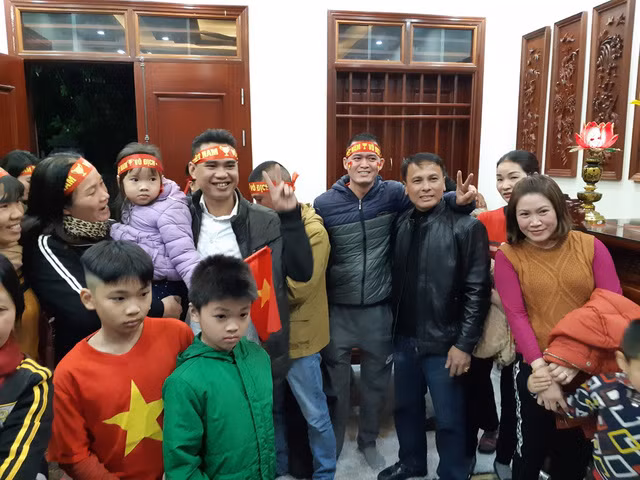 Ông vui vẻ chụp ảnh với người hâm mộ.