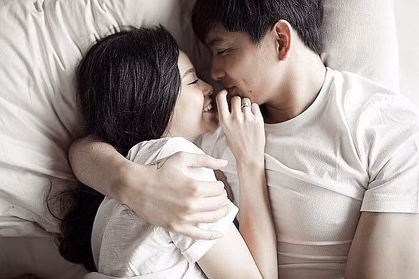 Bất kỳ đàn ông yêu vợ nào cũng giữ 5 thói quen này khi ngủ ảnh 1 dan-ong