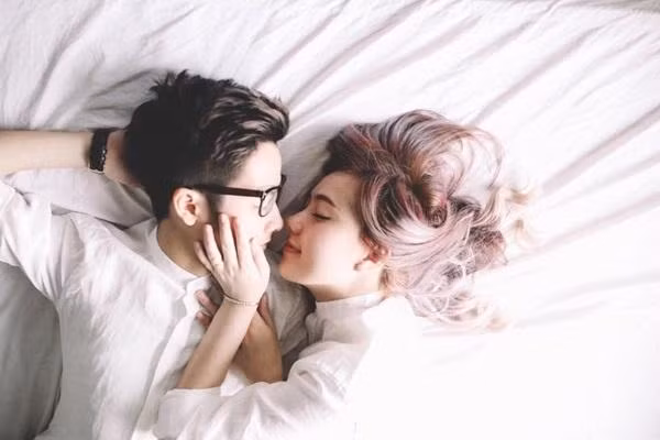 Bất kỳ đàn ông yêu vợ nào cũng giữ 5 thói quen này khi ngủ ảnh 2 om-nhau-khi-ngu