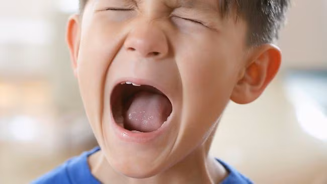 Khi trẻ đang đùng đùng tức giận, cách làm đơn giản này giúp bé hạ hỏa nhanh đến không ngờ - Ảnh 2.