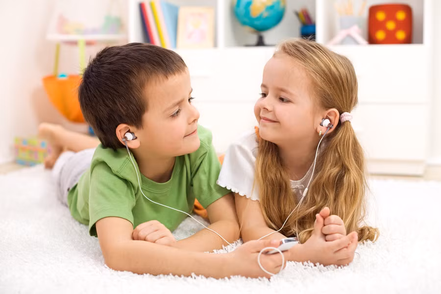 Dạy trẻ chia sẻ không nhất thiết phải nhàm chán hoặc có nhiều bài giảng. (Ảnh: ITN).