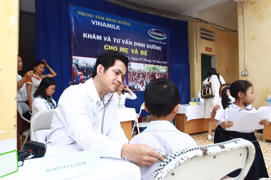 Bác sĩ từ Trung tâm tư vấn dinh dưỡng tới khám và tư vấn cho các em học sinh và thầy cô giáo trường Tiểu học Nam Phương Tiến A.