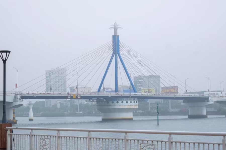 Cầu Sông Hàn, một biểu tượng của TP Đà Nẵng “chìm” trong sương mù khi nhìn từ xa.