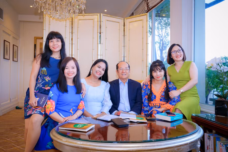 Thầy thuốc ưu tú - Dược sĩ Trần Tựu (giữa) cùng Nhóm Nữ dịch giả Hà Nội. Thầy thuốc ưu tú - Dược sĩ Trần Tựu (giữa) cùng Nhóm Nữ dịch giả Hà Nội.