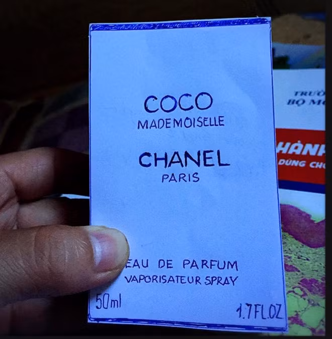 Lọ nước hoa "mang tính chất minh họa" - món quà được nhiều chàng trai mách nước nhau trên mạng. Lọ nước hoa "mang tính chất minh họa" - món quà được nhiều chàng trai mách nước nhau trên mạng.