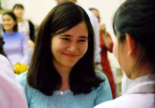 Cô Nguyễn Minh Ngọc trong lễ tri ân của học sinh lớp 12. Cô Nguyễn Minh Ngọc trong lễ tri ân của học sinh lớp 12.