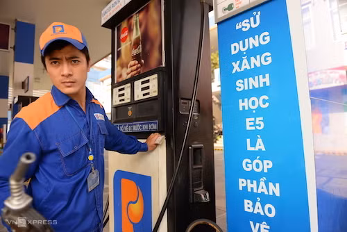 Nhân viên chuẩn bị bơm xăng E5 RON 92 cho khách hàng tại một đại lý thuộcPetrolimex.Ảnh: Hữu Khoa. Nhân viên chuẩn bị bơm xăng E5 RON 92 cho khách hàng tại một đại lý thuộcPetrolimex.Ảnh: Hữu Khoa.