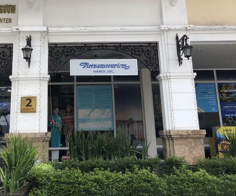 Một góc tầng 1 của khu đất tại số 2 Lê Thái Tổ được sử dụng làm phòng bán vé máy bay. Một góc tầng 1 của khu đất tại số 2 Lê Thái Tổ được sử dụng làm phòng bán vé máy bay.