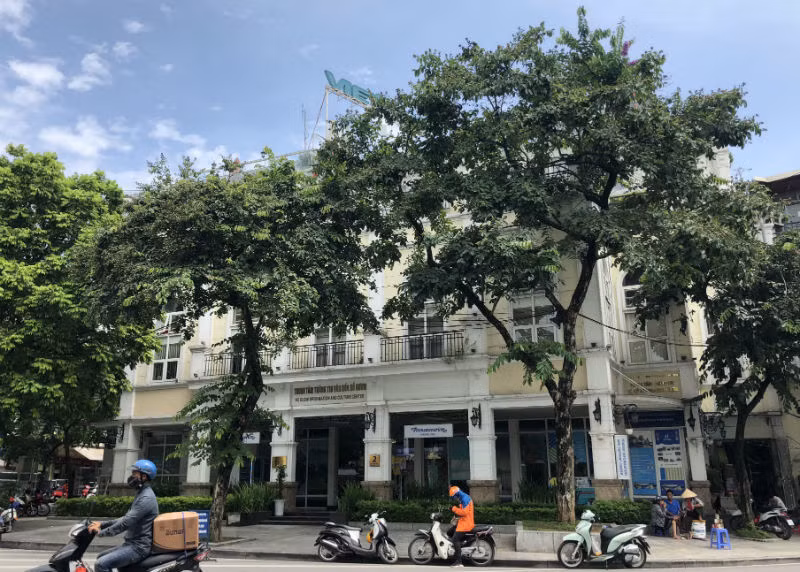 Trung tâm Văn hóa Hồ Gươm được xây dựng trên lô đất 242,2m2 với quy mô 3 tầng nổi, 1 tầng hầm và tum thang. Trung tâm Văn hóa Hồ Gươm được xây dựng trên lô đất 242,2m2 với quy mô 3 tầng nổi, 1 tầng hầm và tum thang.