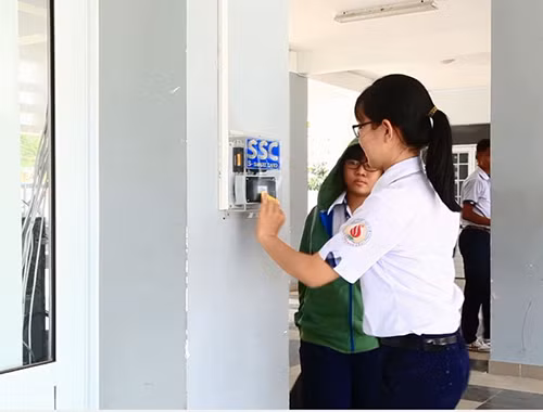 Học sinh điểm danh bằng thẻ SSC. dong-hoc-phi-qua-the-hoc-duong-thong-minh-1