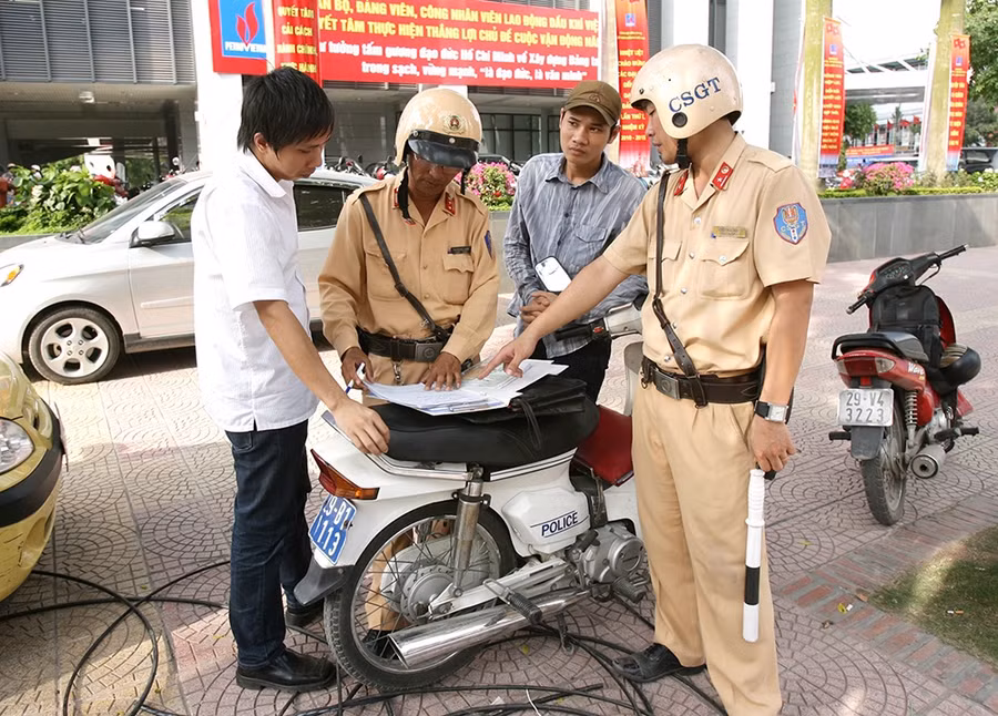 CSGT Hà Nội xử lý một trường hợp vi phạm (Ảnh minh họa).