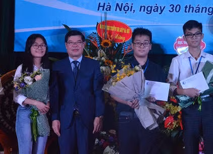 Phùng Thu Phương nhận học bổng trong lễ khai giảng năm học mới của trường ĐH Luật Hà Nội. Ảnh: Chí Tín