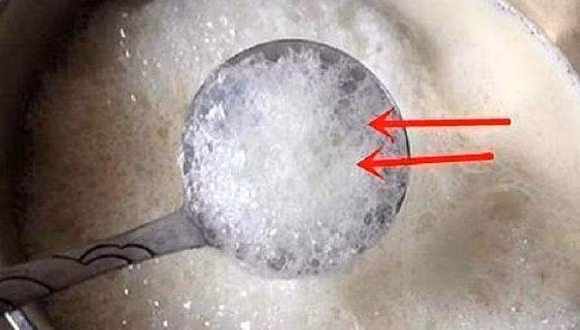 Lớp bọt nổi lên khi nấu canh xương là bẩn hay sạch, có nên vớt ra hay không?