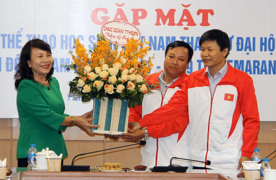 Thứ trưởng Nguyễn Thị Nghĩa tặng hoa và chúc mừng đoàn trước khi lên đường tham dự Đại hội Thứ trưởng Nguyễn Thị Nghĩa tặng hoa và chúc mừng đoàn trước khi lên đường tham dự Đại hội