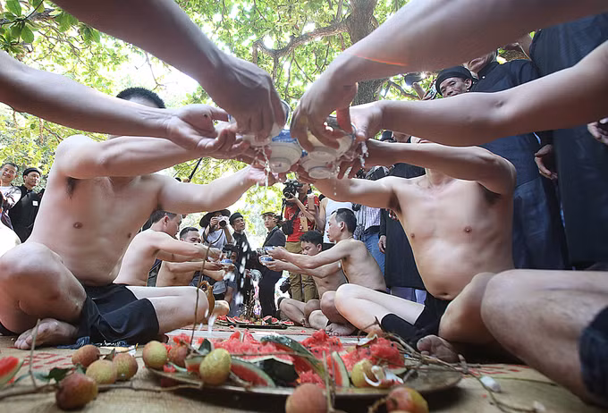 Sau phần nghi lễ vào đền làm lễ tế Đức Thánh Tam Giang, các quan cầu uống mỗi người ba lưng bát rượu, ăn hoa quả (dưa hấu, xoài, thanh long, vải) rồi xuống sân đấu.