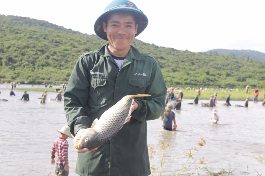 Niềm vui khi bắt được con cá đầu tiên Niềm vui khi bắt được con cá đầu tiên
