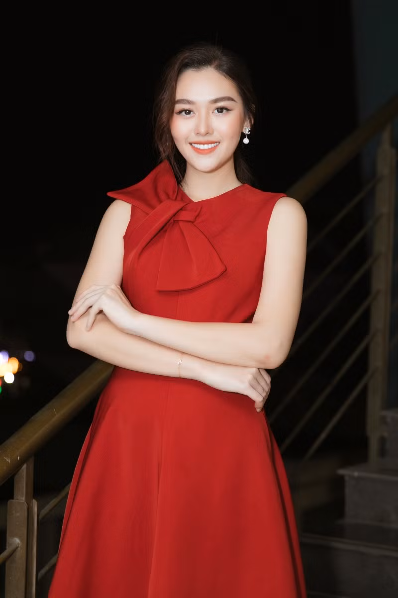 Cho đến thời điểm này, khán giả chỉ biết chú rể sinh năm 1991.