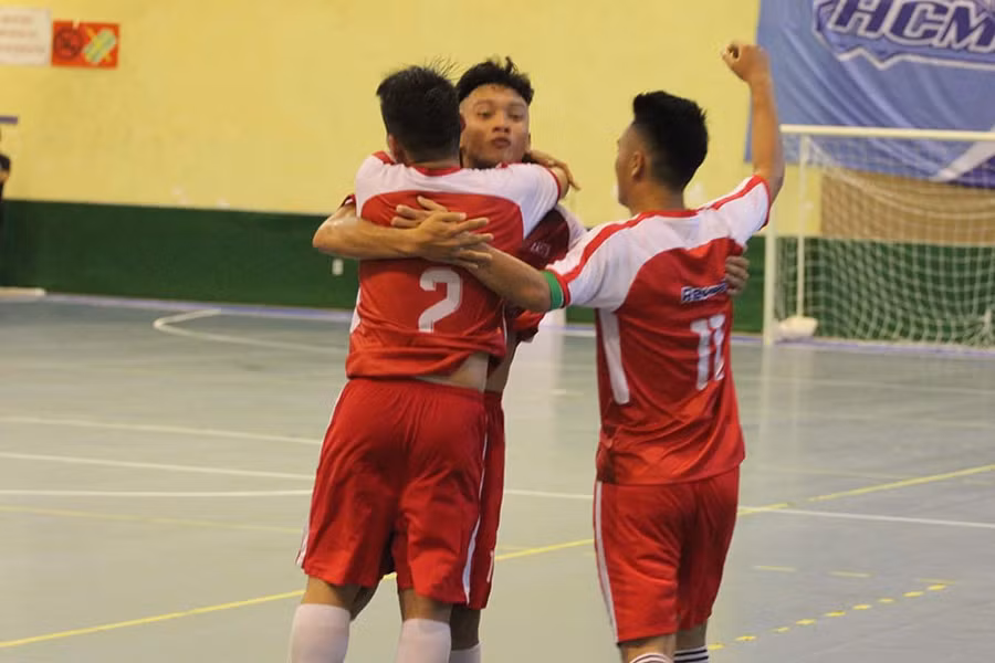 Các cầu thủ của HIU ăn mừng chiến thắng Các cầu thủ của HIU ăn mừng chiến thắng