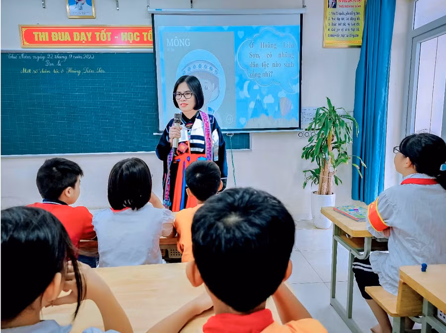 Tiết Địa lý bài: "Một số dân tộc ở Hoàng Liên Sơn", cô Hà đã mời 1 phụ huynh học sinh của lớp là người dân tộc Thái, mặc trang phục dân tộc đến lớp để chia sẻ với các em. Tiết Địa lý bài: "Một số dân tộc ở Hoàng Liên Sơn", cô Hà đã mời 1 phụ huynh học sinh của lớp là người dân tộc Thái, mặc trang phục dân tộc đến lớp để chia sẻ với các em.
