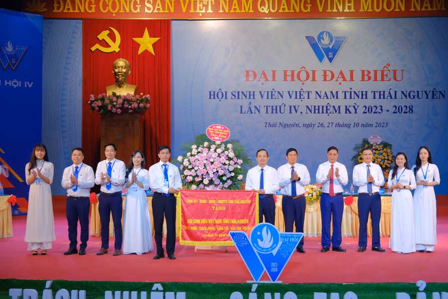 Hội Sinh viên tỉnh Thái Nguyên nhận hoa và cờ lưu niệm của Tỉnh ủy, HĐND, UBND, Ủy ban MTTQ tỉnh Thái Nguyên.