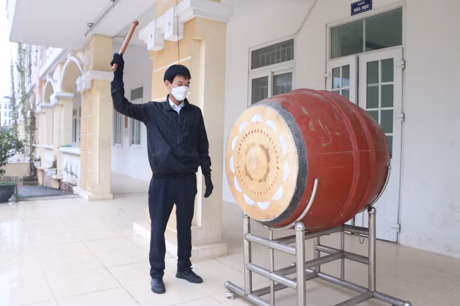 Đúng 7h30 phút, tiếng trống bắt đầu vào tiết 1 lại ngân vang những hồi mạnh mẽ sau hơn 9 tháng nằm im lìm trên giá.