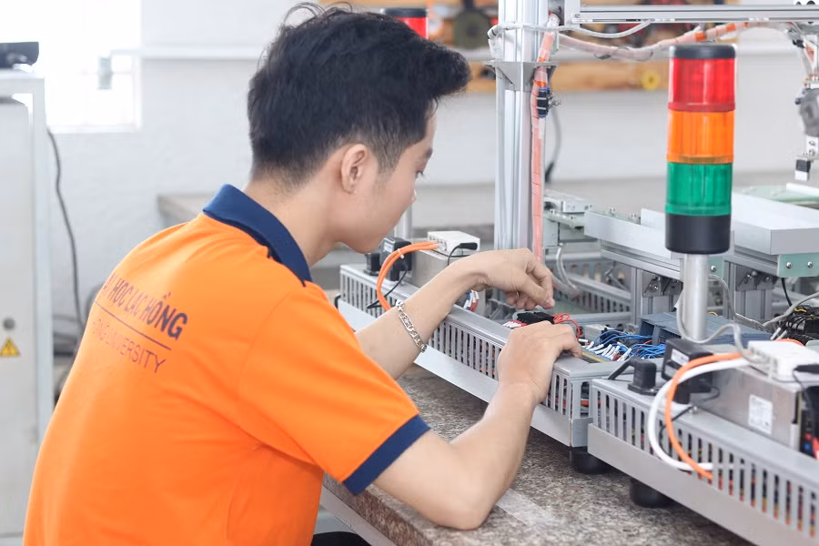 Ngoài việc học chuyên môn, kỹ năng mềm cũng là một trong các ưu tiên lựa chọn của Tuấn Anh Ngoài việc học chuyên môn, kỹ năng mềm cũng là một trong các ưu tiên lựa chọn của Tuấn Anh