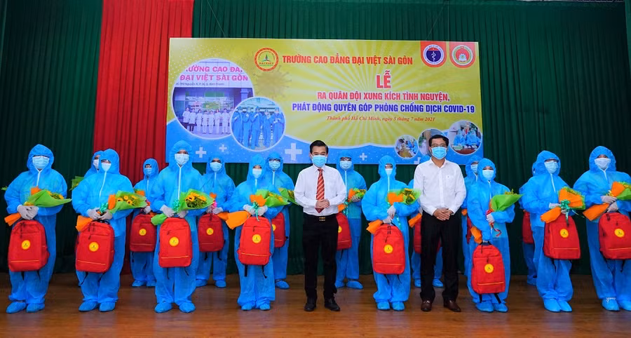 Trường Cao đẳng Đại Việt Sài Gòn tại lễ ra quân cho đội xung kích tình nguyện vào tâm dịch