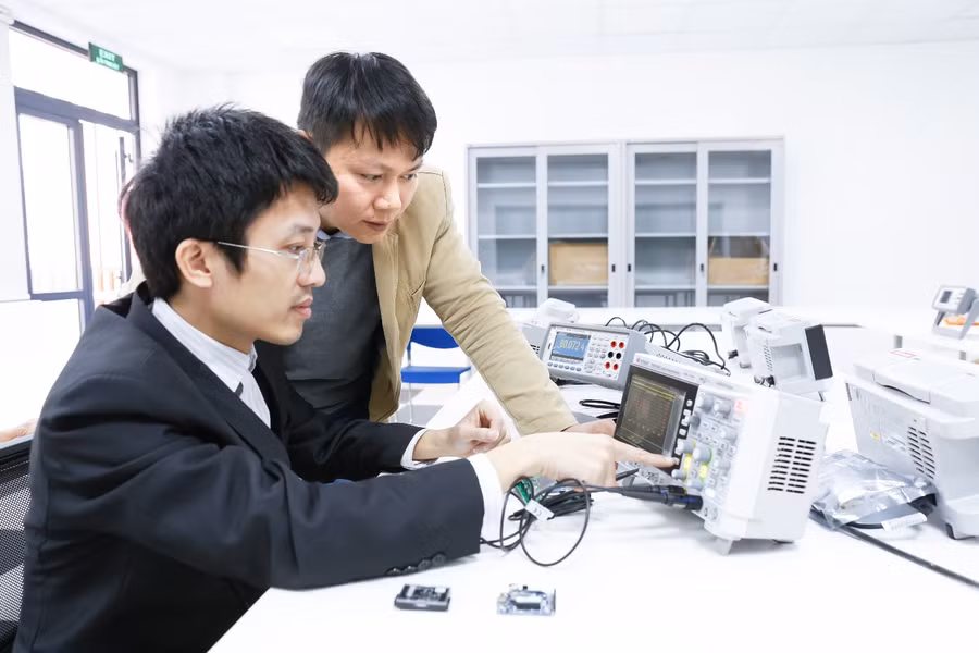 Cán bộ Trường Đại học Phenikaa trao đổi nghiên cứu