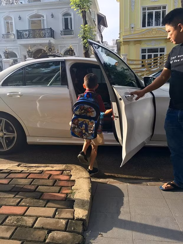 Những rich kid nhí dự đoán sẽ sở hữu khối tài sản cực “khủng” từ cha mẹ ảnh 8 Cuộc sống như mơ của những quý tử nhà giàu: Người có công ty riêng năm 2 tuổi, người thừa kế gia sản kếch xù ảnh 8